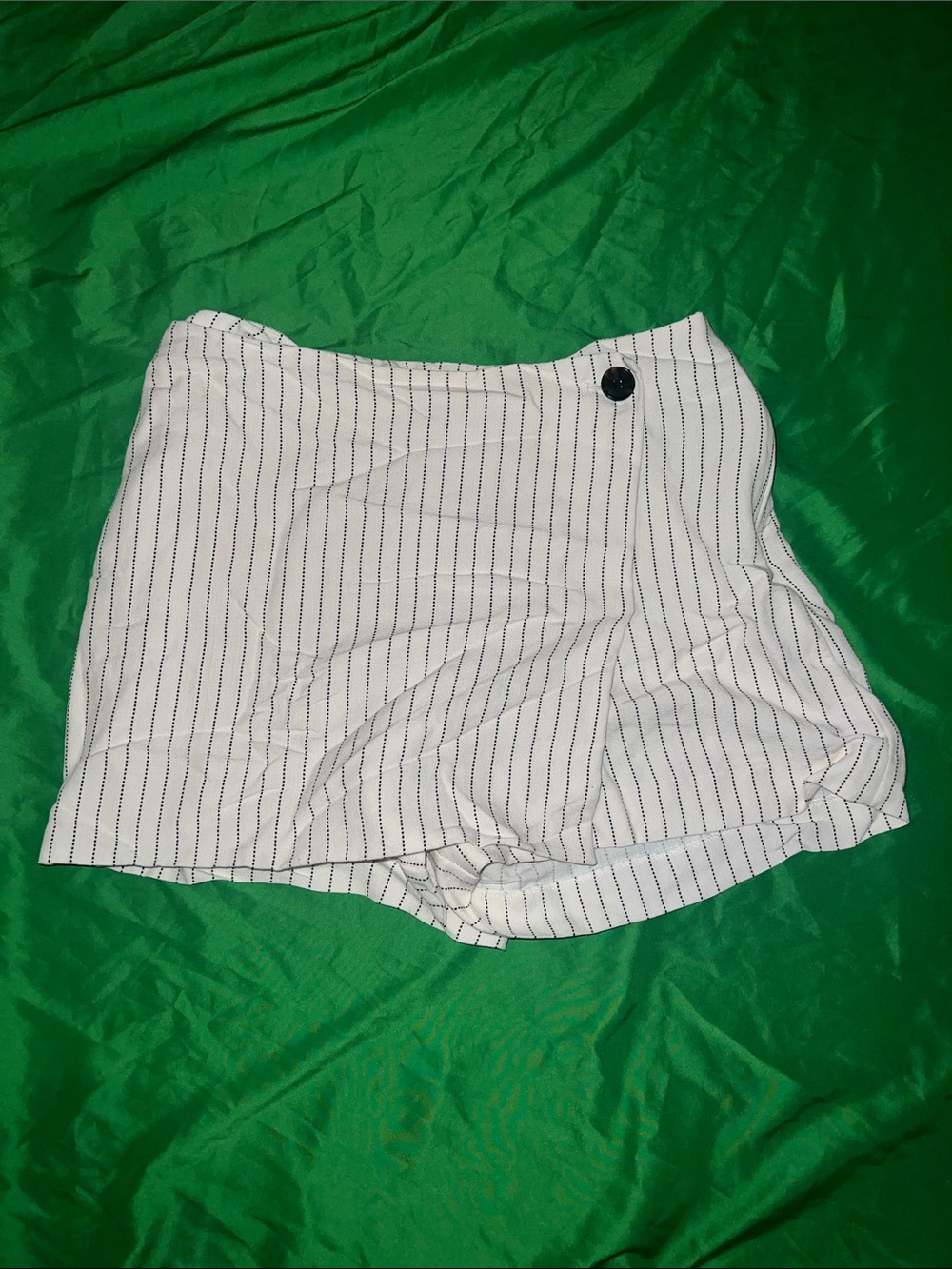H&M White/ Cream Pinstripe Skort with Black Button size 8